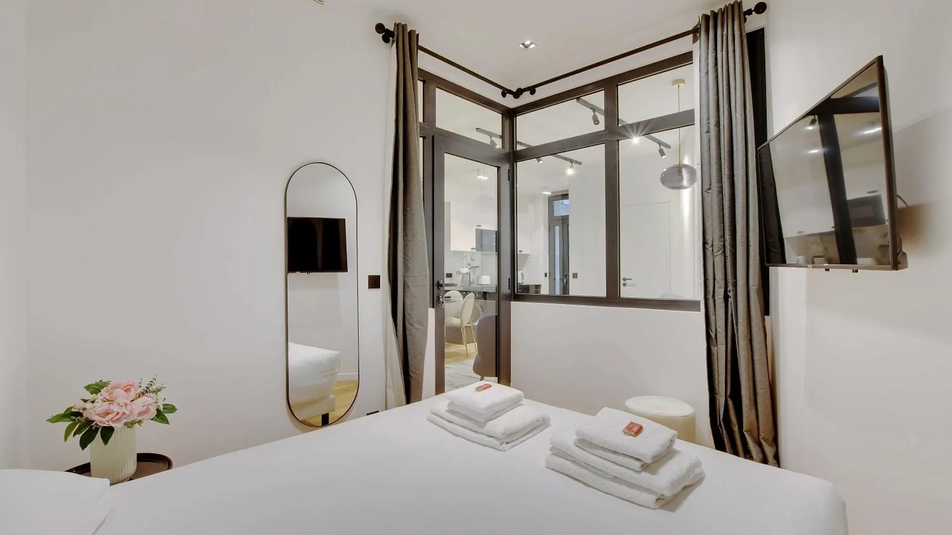 Stunning 2br Opera *