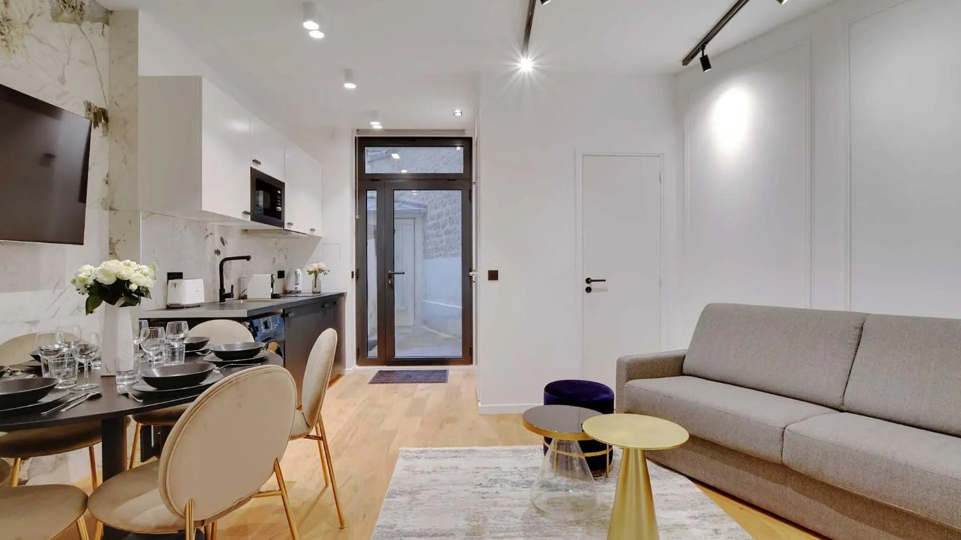 Stunning 2br Opera