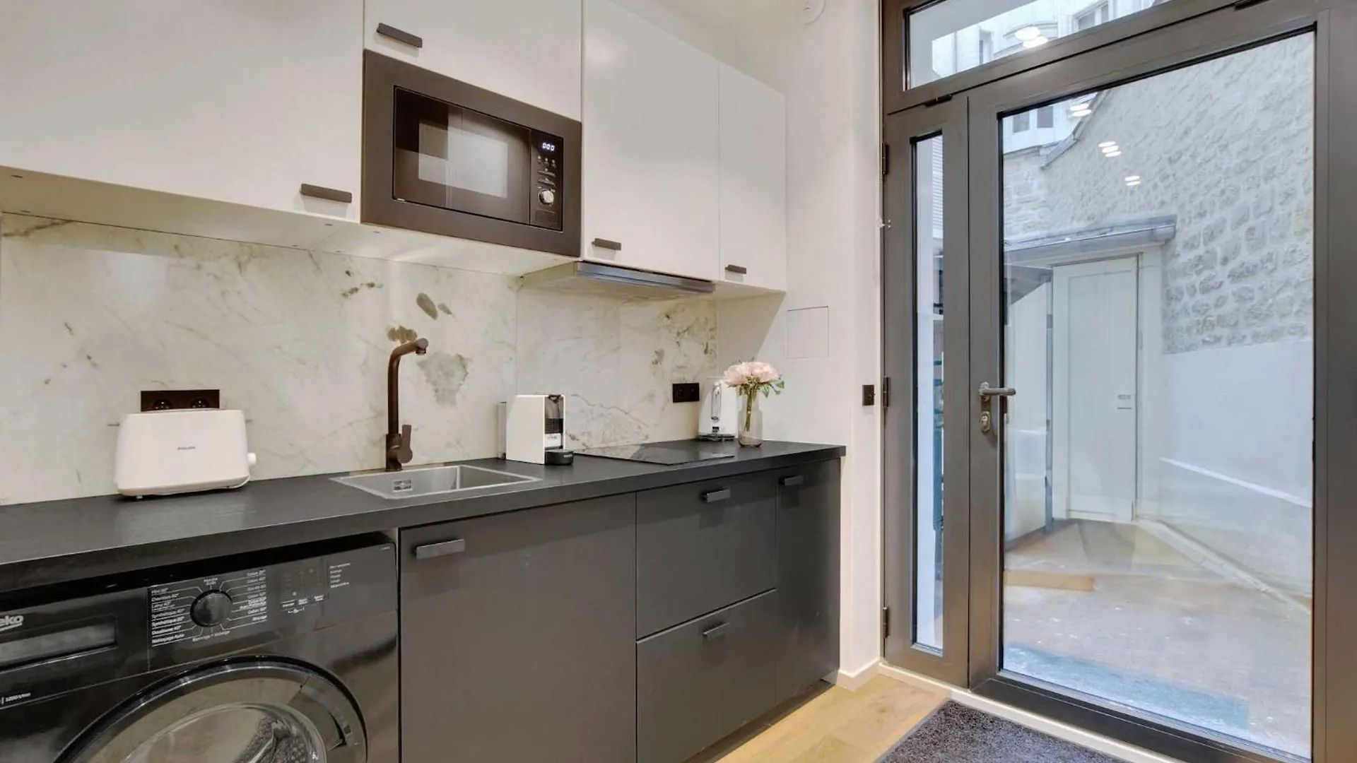 Stunning 2br Opera *